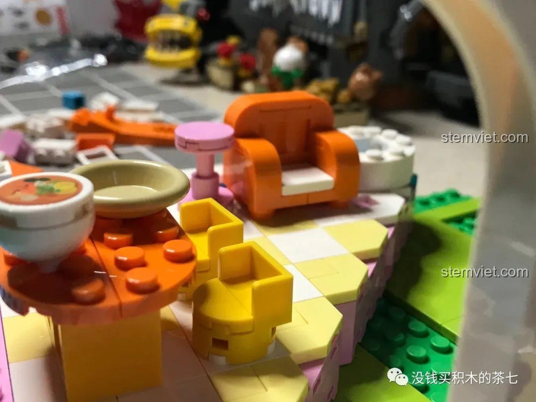 Lắp ráp khu vực nhà bếp với bồn rửa và sọt rau củ quả của bộ Lâu Đài Cổ Tích.