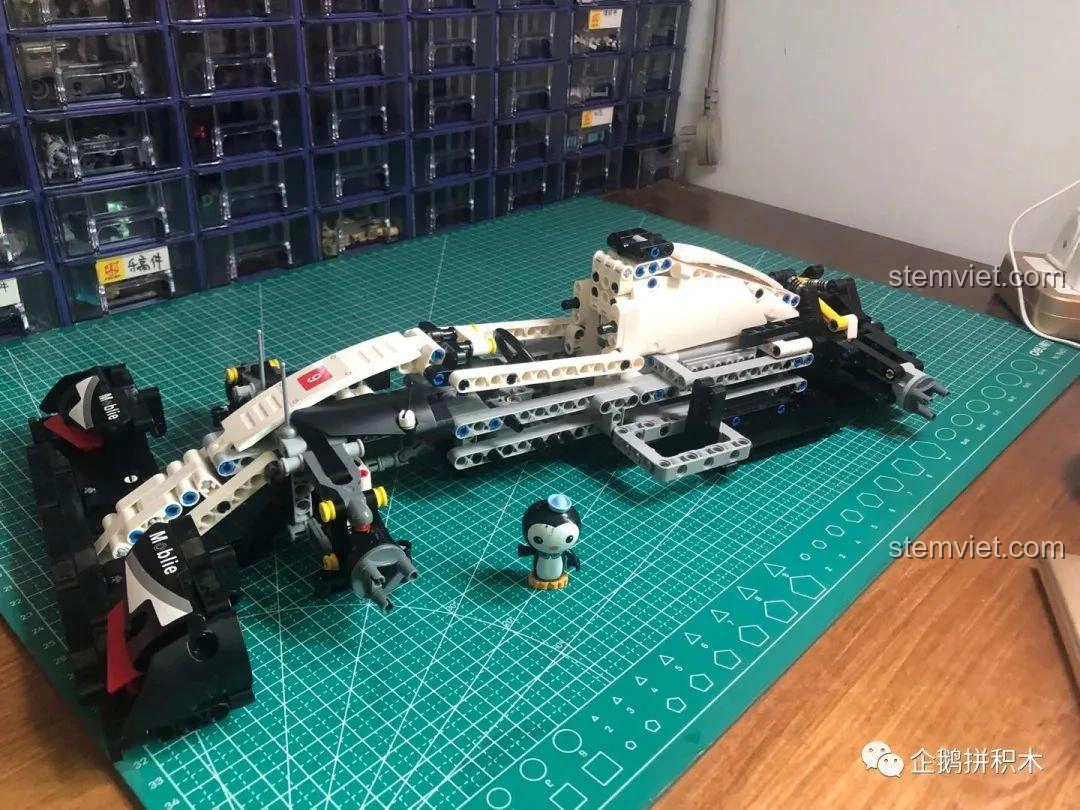 Mô hình Mould King 13117 F1 Xe Đua gần hoàn thiện, thể hiện quá trình lắp ráp nhanh chóng.