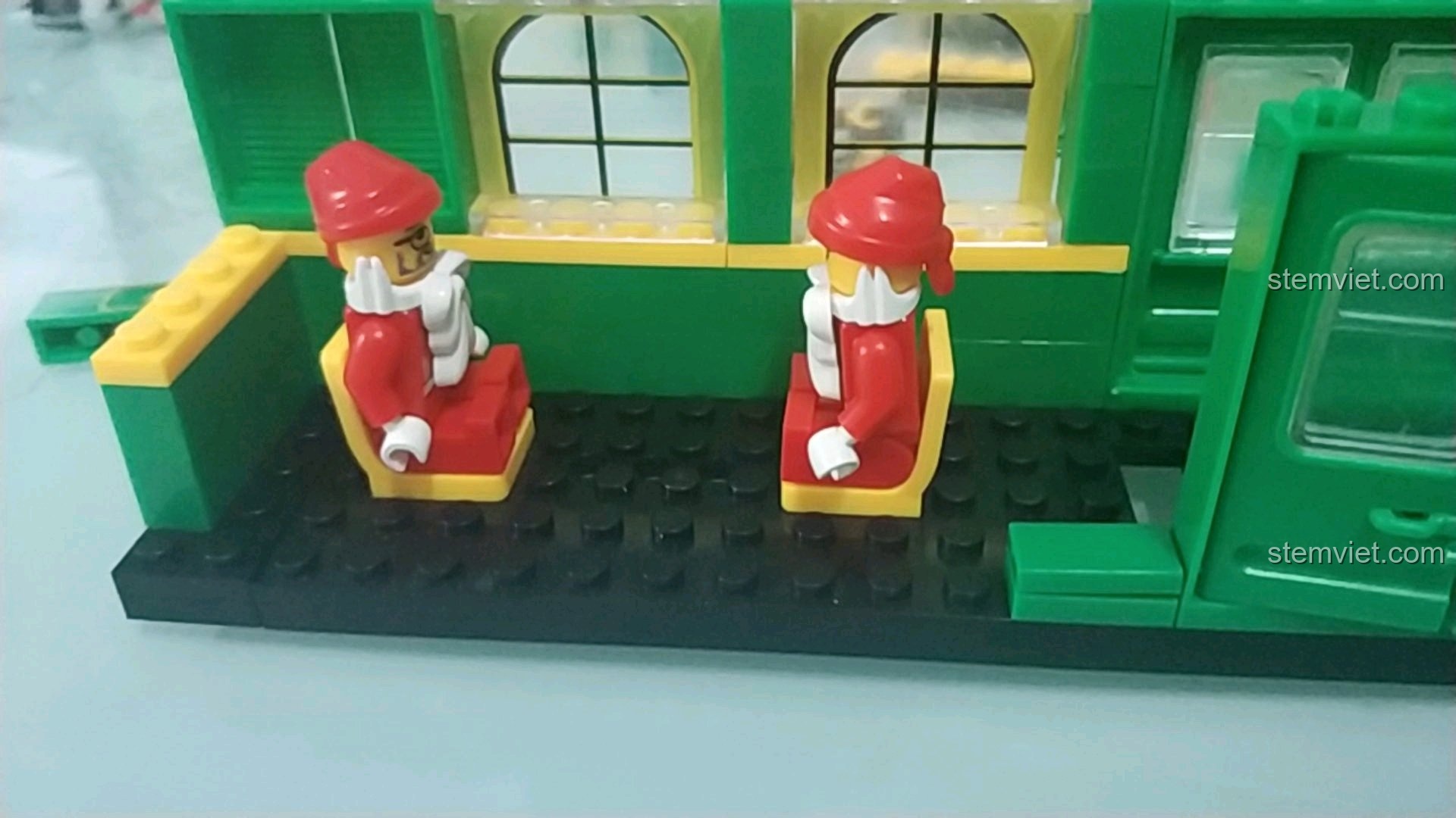 Cảm nhận về việc lắp ráp nội thất bên trong Toa xe lửa Giáng Sinh với hai minifigure.