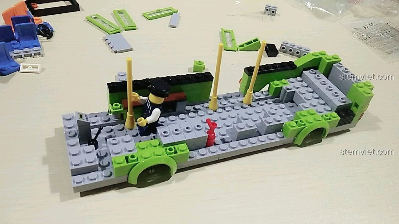 Lắp ráp nội thất xe buýt thành phố 启蒙QMAN 1121.