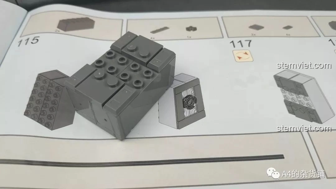 Các khối lắp ráp ban đầu của phần nòng pháo KAZI KY10005 Pháo Xe Lửa Dora 800mm Đức, đặt trên sách hướng dẫn.