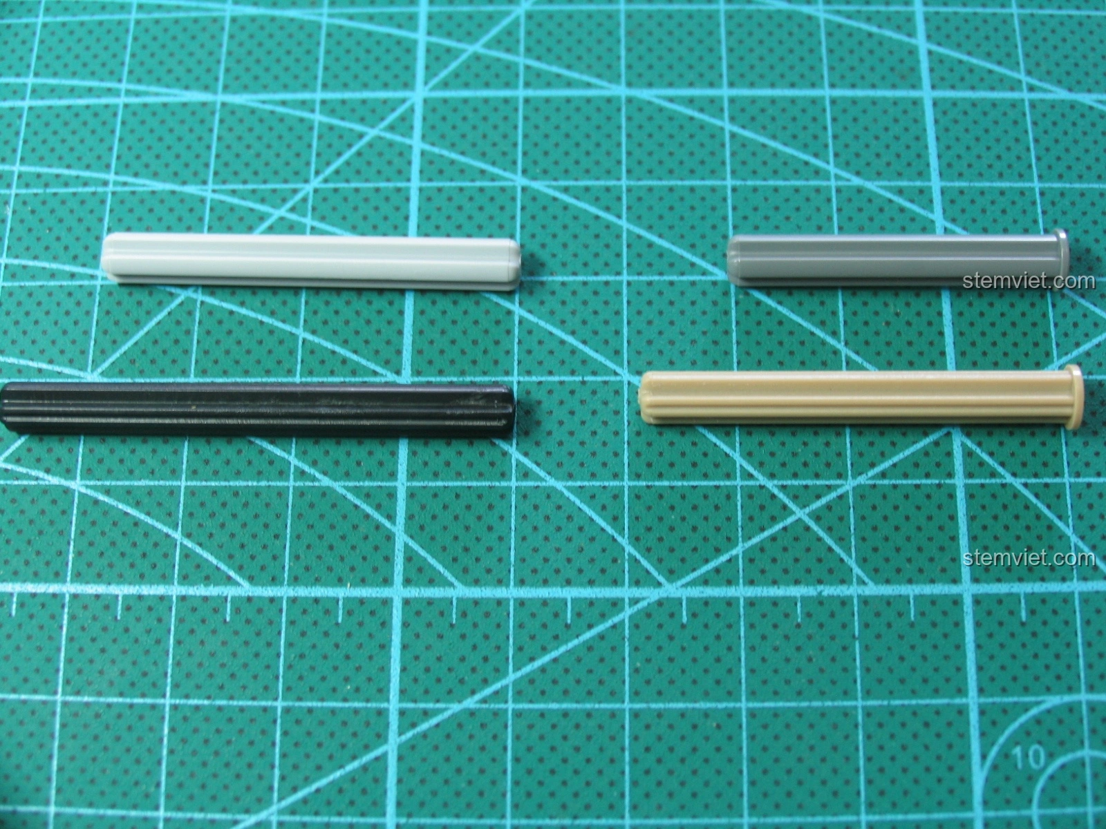 Phần nòng súng và cơ chế bắn của bộ lắp ráp Súng AK-47 cho con trai từ 8 tuổi đang được lắp ráp, chuẩn bị cho chức năng chính.