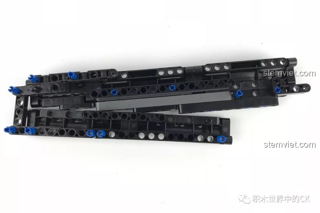 Quá trình lắp ráp nòng súng của bộ đồ chơi mô hình Súng tiểu liên MP5 CaDA giá bình dân.