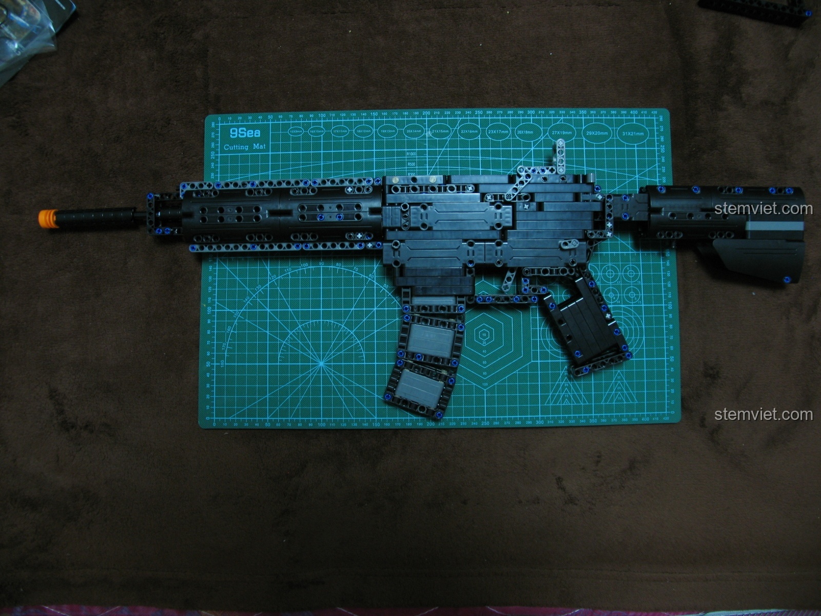 Lắp ráp phần ốp lót tay và nòng súng cho bộ lắp ráp Súng Trường Tấn Công M4A1.