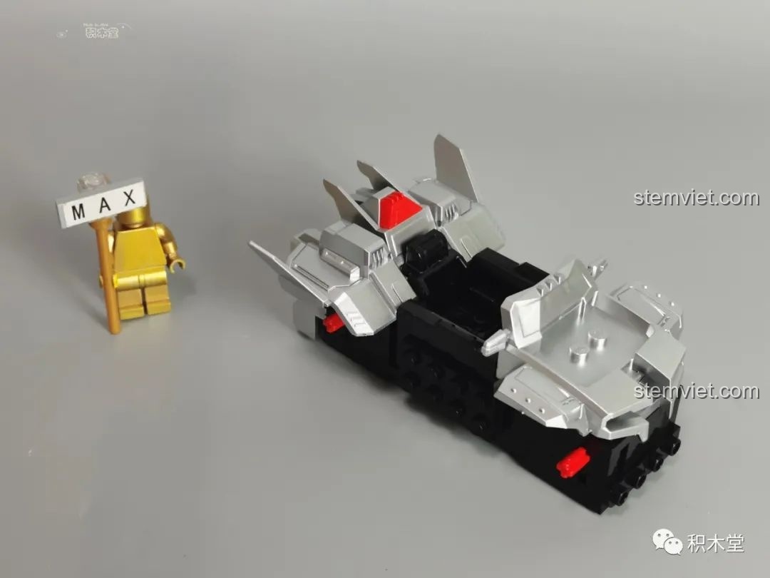 Tiến độ lắp ráp xe Optimus Reno 74011 Enlighten, các chi tiết ngoại thất bắt đầu hình thành.