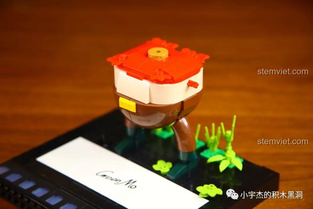 Bắt đầu lắp ráp phần thân dưới của mô hình Teemo K Box 10302, đặt trên đế trưng bày.