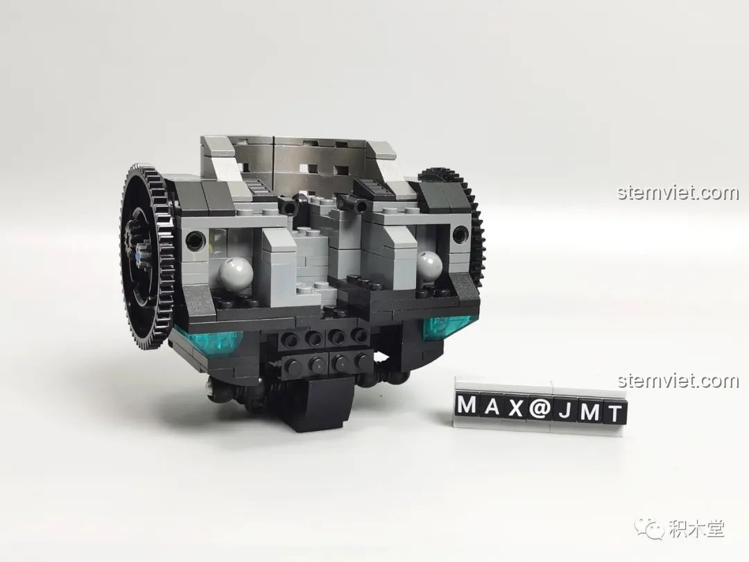 Quá trình lắp ráp phần thân của Robot Batmech Hạng Nặng, đây là bước khởi đầu quan trọng.