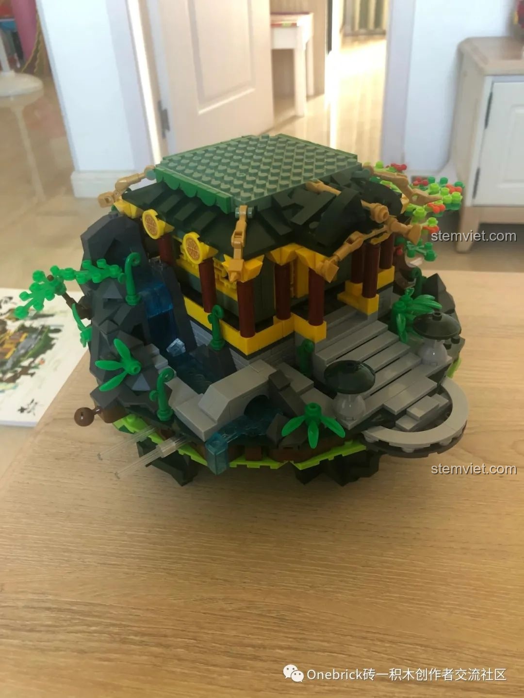 Quá trình lắp ráp phần thân của Thanh Long Các Sluban M38B0936, các chi tiết dần hình thành.