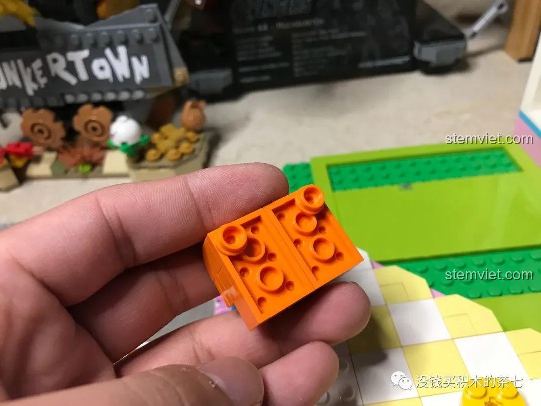 Lắp ráp bộ bàn ăn và ghế sofa màu cam cho phòng ăn của Lâu Đài Phép Thuật.