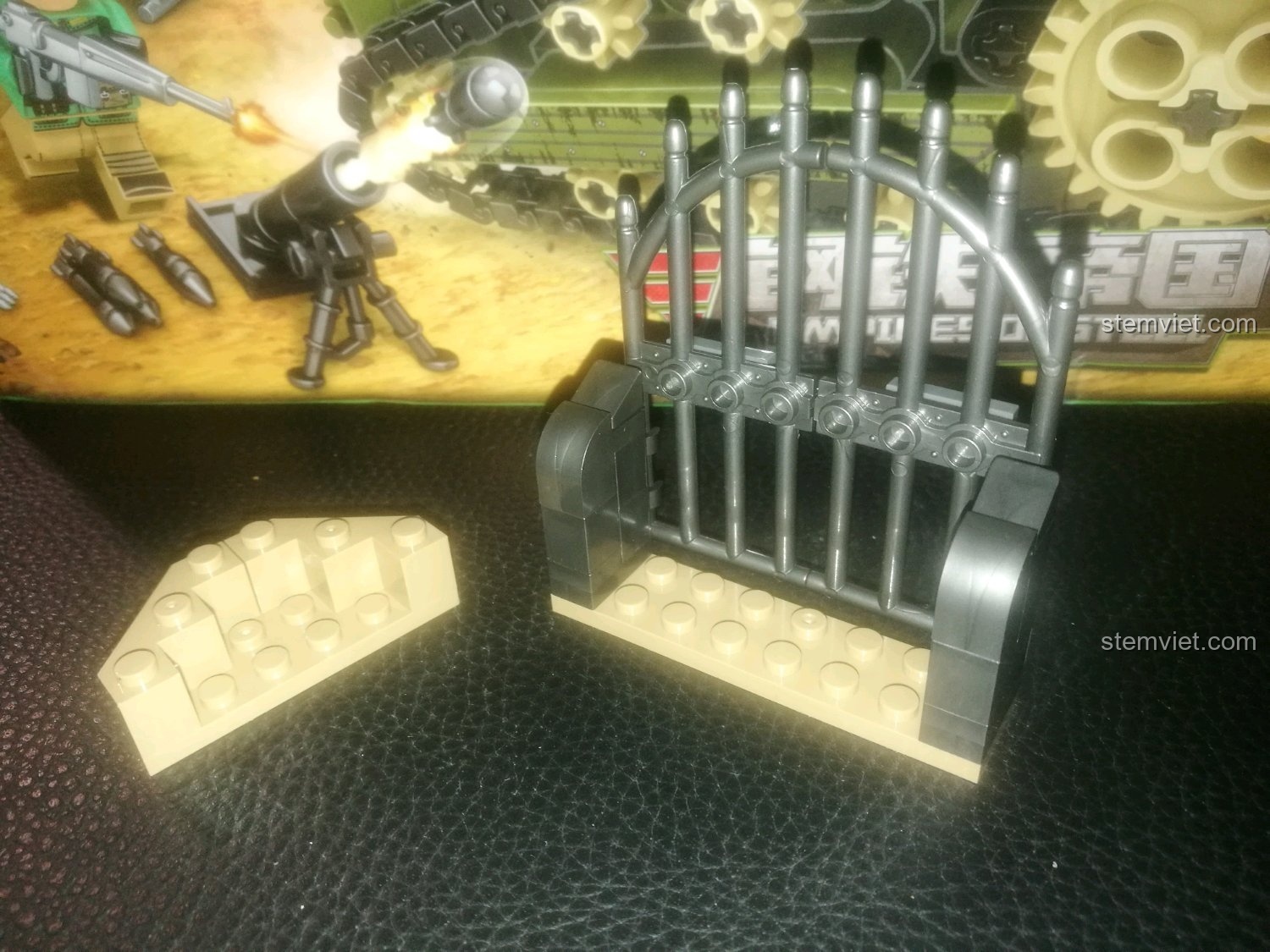 Cổng và ụ đất sau khi lắp ráp xong, phụ kiện đi kèm bộ đồ chơi mô hình Cỗ xe tăng lịch sử FT-17 101269.