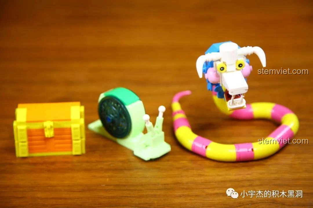 Quá trình lắp ráp Salome, chú rắn cưng của Boa Hancock, với các mảnh ghép màu hồng và vàng.