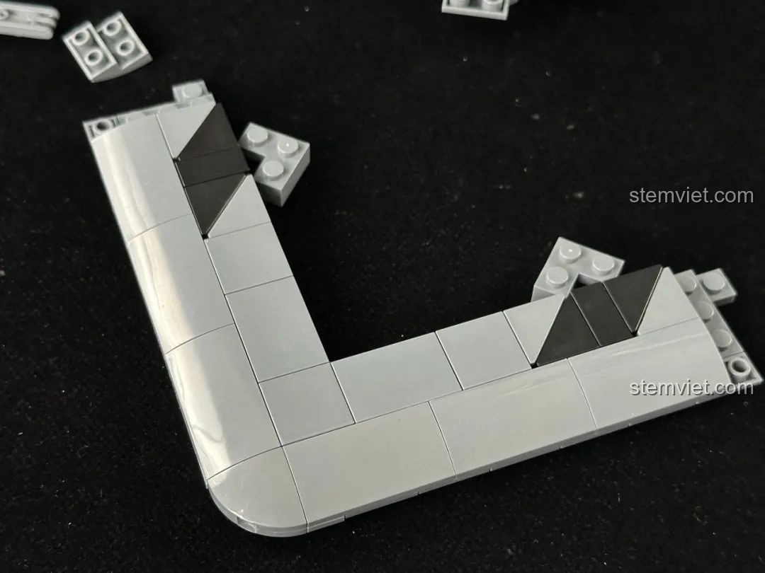 Lắp ráp phần rìa cánh của mô hình máy bay ném bom tàng hình thế hệ mới, sử dụng các mảnh ghép cong.