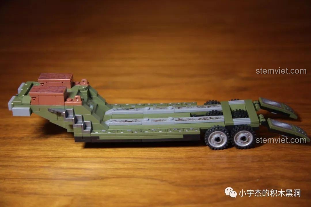 Mô hình rơ-moóc M15 đang trong quá trình lắp ráp từ bộ lắp ráp SEMBO 101391 hợp túi tiền.