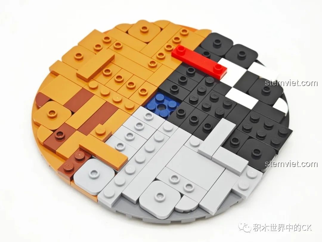 Lắp ráp đế tròn cho sân khấu xoay của bộ Keeppley DZ0157, được chia thành 4 mảng màu khác nhau.