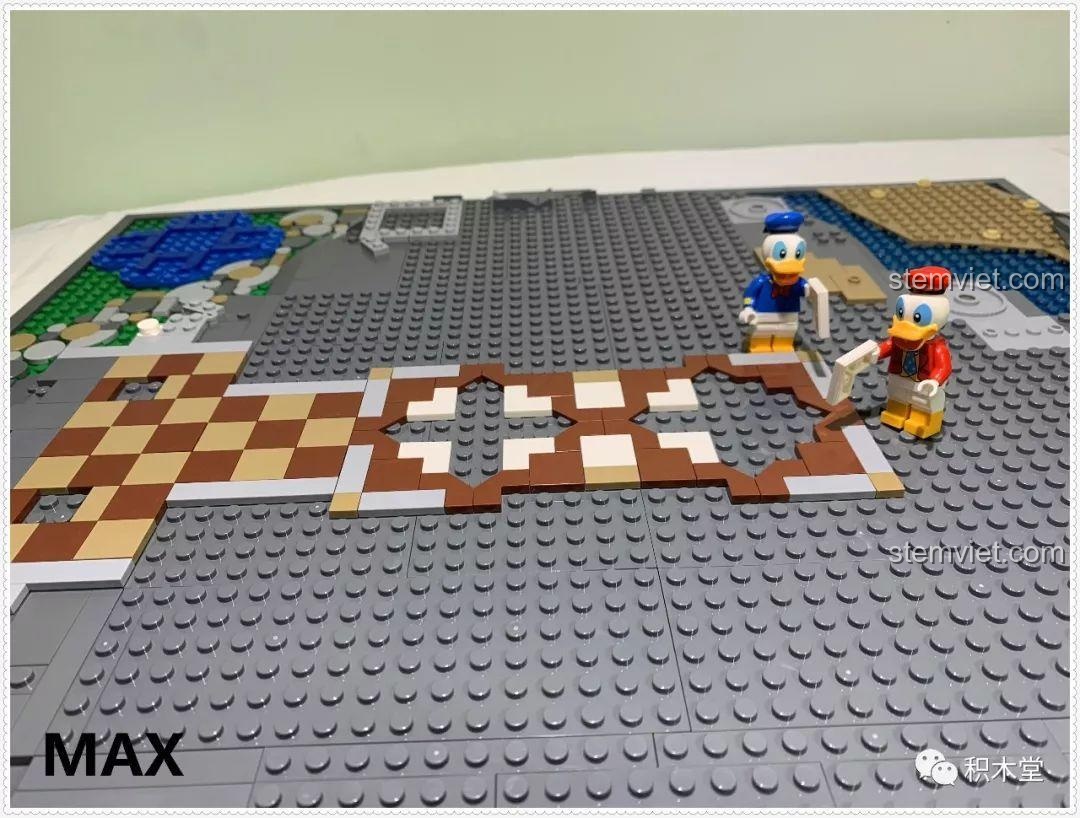 Lắp ráp phần sàn nhà với họa tiết caro của bộ lắp ráp Lâu đài Người đẹp ngủ trong rừng.