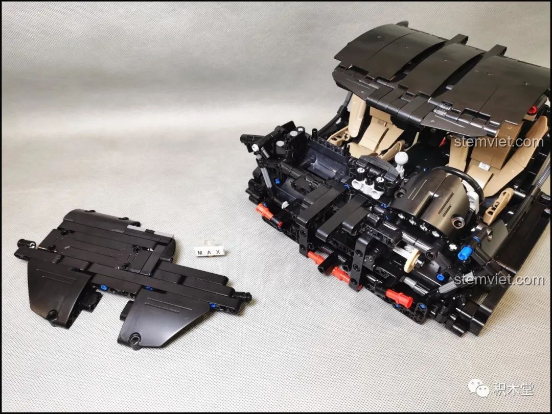 Lắp ráp sàn xe và bảng táp-lô của đồ chơi mô hình C61041 giá rẻ, đòi hỏi sự khéo léo.