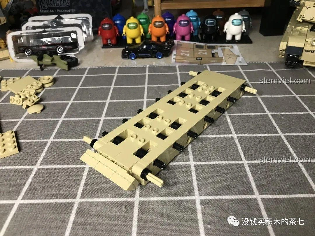 Quá trình lắp ráp sàn xe tăng Challenger 2 FV 4034 JIAZHI 0105, tạo nên bề mặt vững chắc cho mô hình.