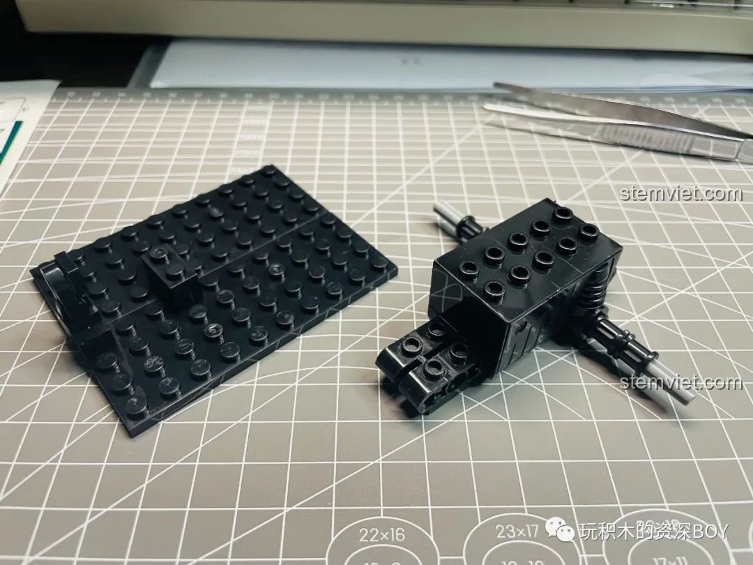 Bước đầu tiên trong quá trình lắp ráp xe đua F1 KAZI KY6104: lắp sàn xe và hộp số có chức năng kéo lùi.