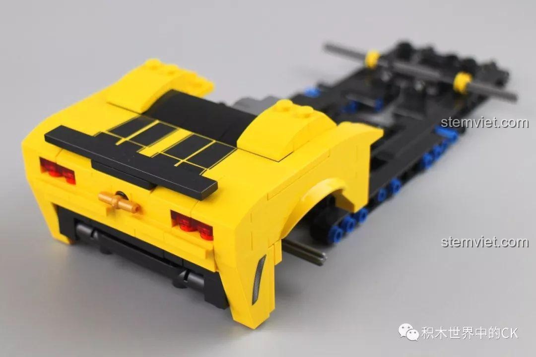 Lắp ráp phần đuôi xe của mô hình Bumblebee 701504, các chi tiết màu vàng bắt đầu định hình.