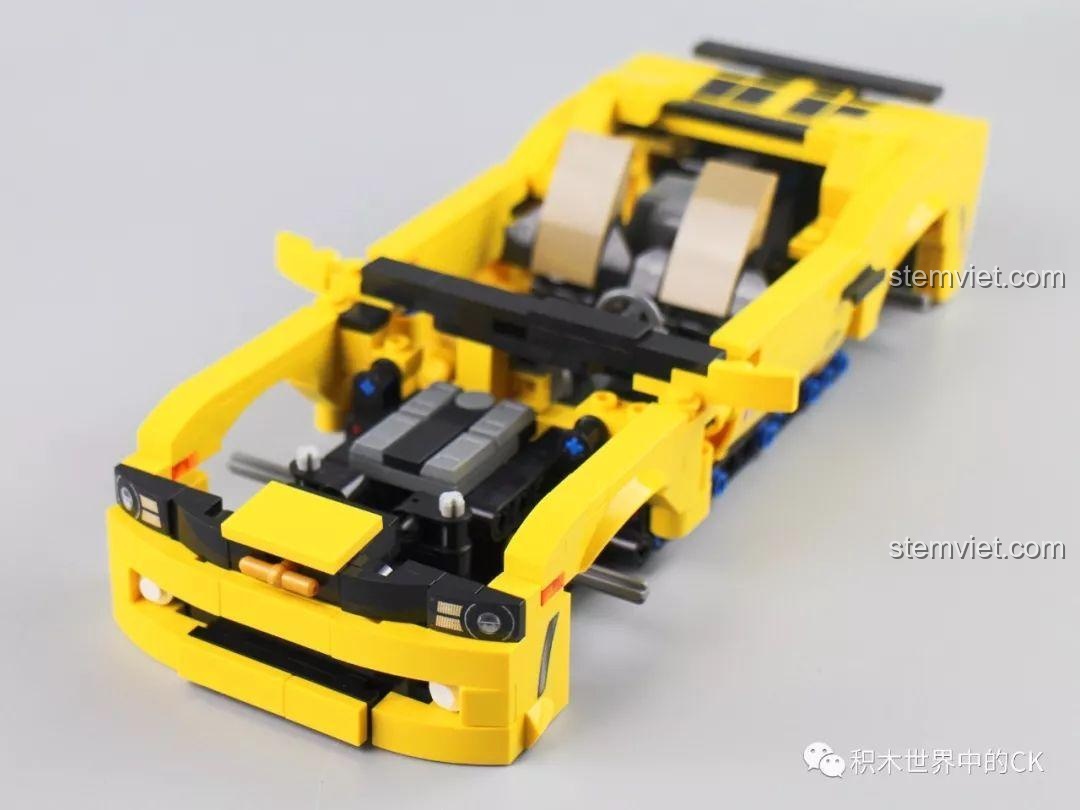 Lắp ráp phần đầu xe và động cơ của mô hình Bumblebee 701504, các chi tiết được thiết kế tinh xảo.