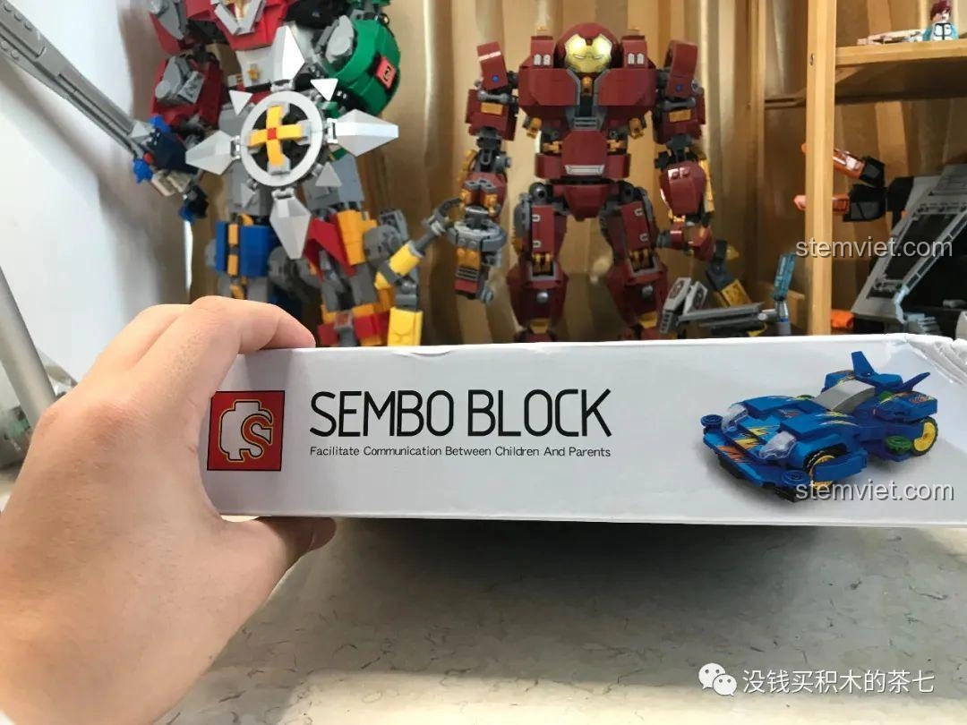 Chi tiết phần đầu xe Spin Axe của Sembo 607043 với nhiều miếng sticker nhỏ ghép lại thành họa tiết tia sét, đòi hỏi sự tỉ mỉ khi dán.