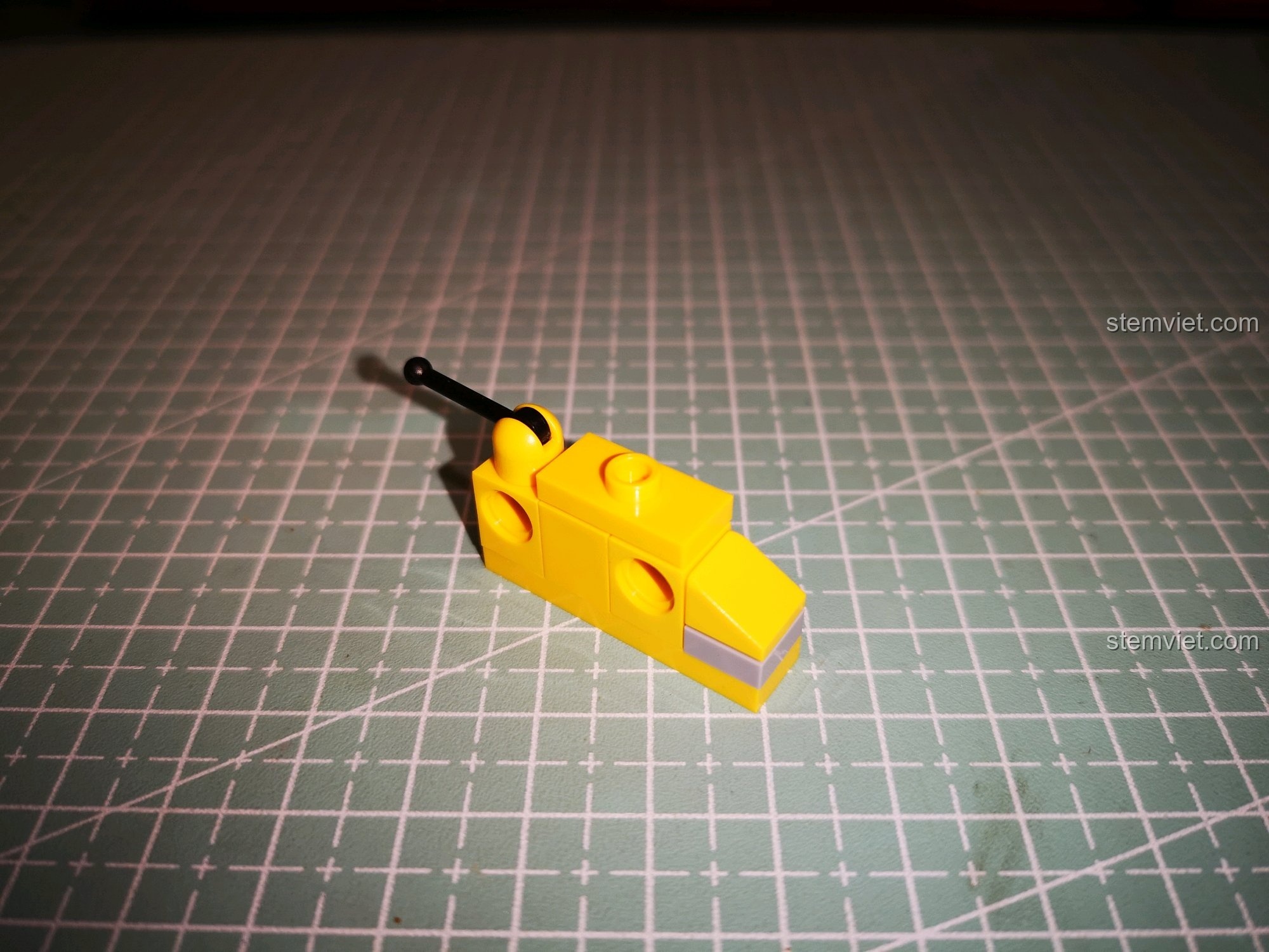 Quá trình lắp ráp Sư tử Vàng từ bộ Decool 8002, bắt đầu với phần thân.