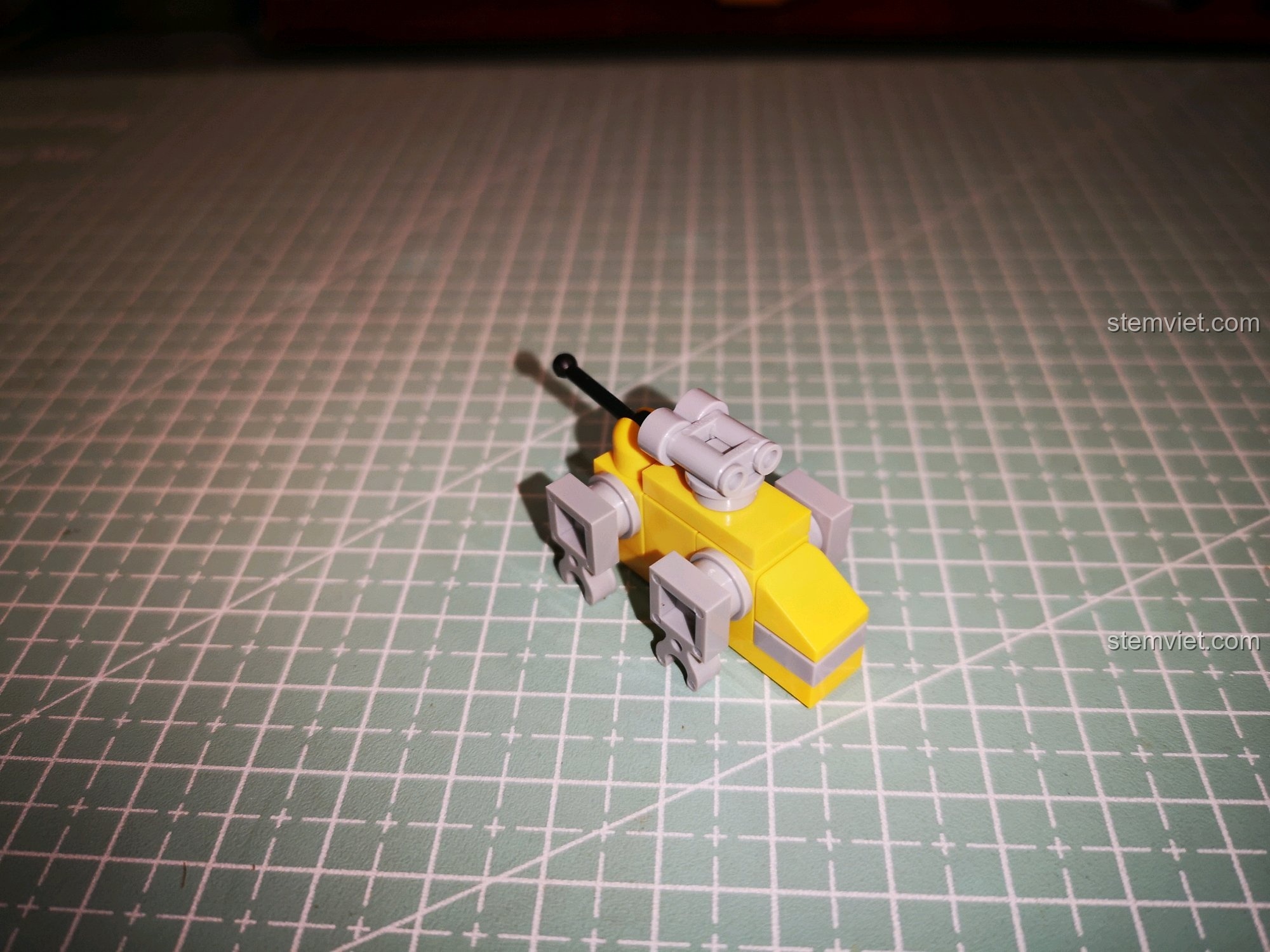 Mô hình Sư tử Vàng mini của bộ lắp ghép GoLion đang dần hoàn thiện với các chi tiết chân và vũ khí.