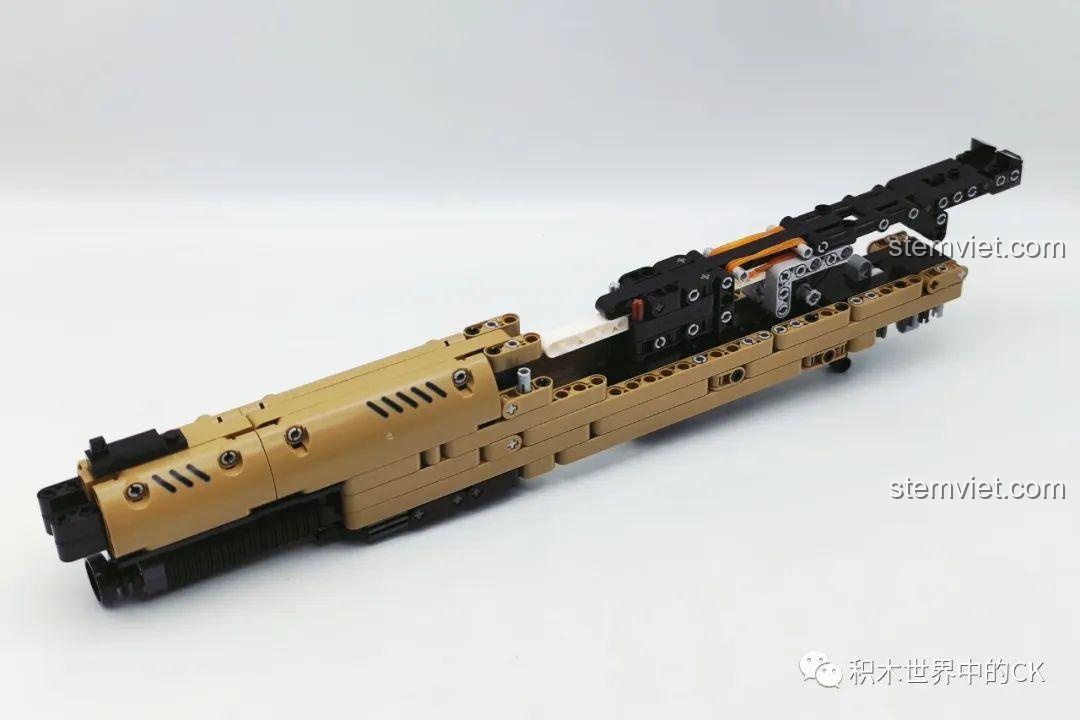 Mô hình súng shotgun STF-12 JIESTAR 92402 đang dần hoàn thiện trong quá trình lắp ráp, các bộ phận chính đã được kết nối.