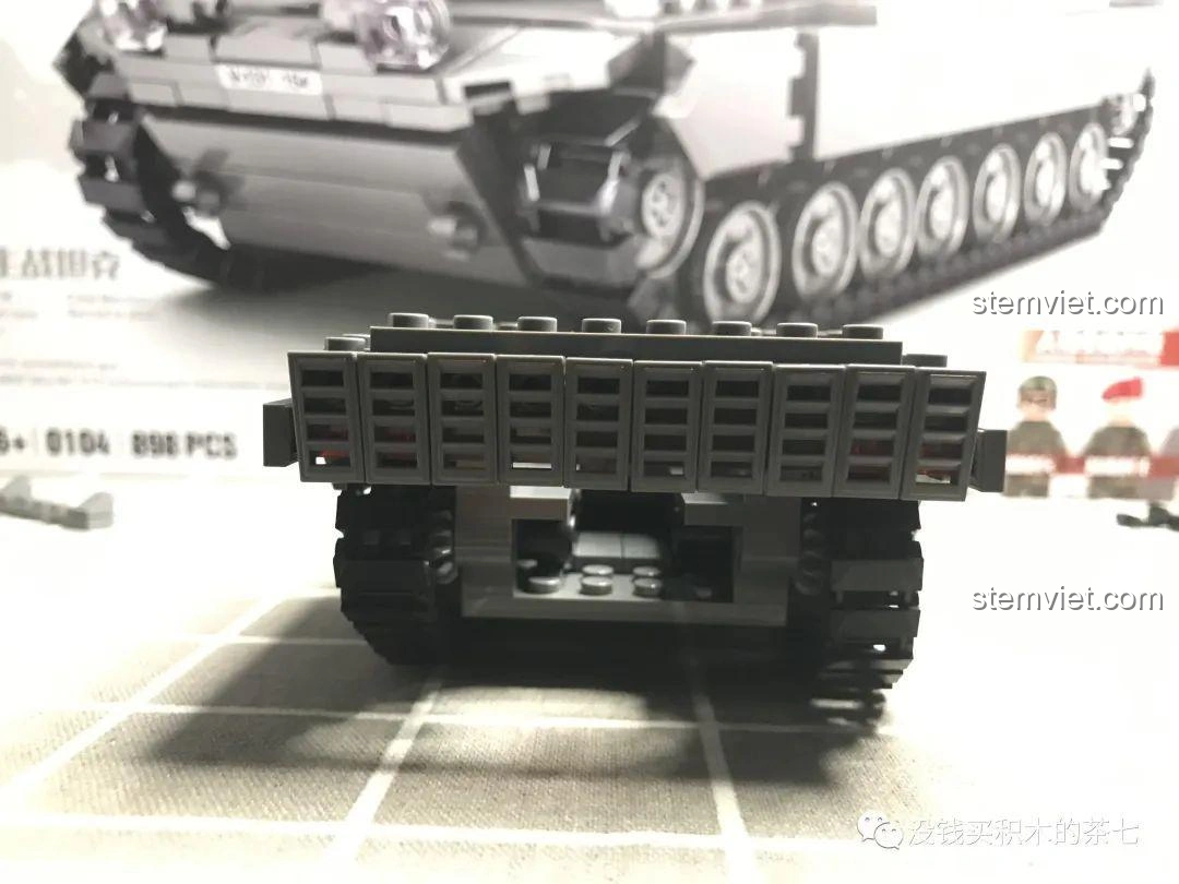 Quá trình lắp ráp các tấm chắn bên hông của xe tăng Leopard 2A7+ trong bộ Jiazhi 0104, chi tiết và khớp nối tốt.