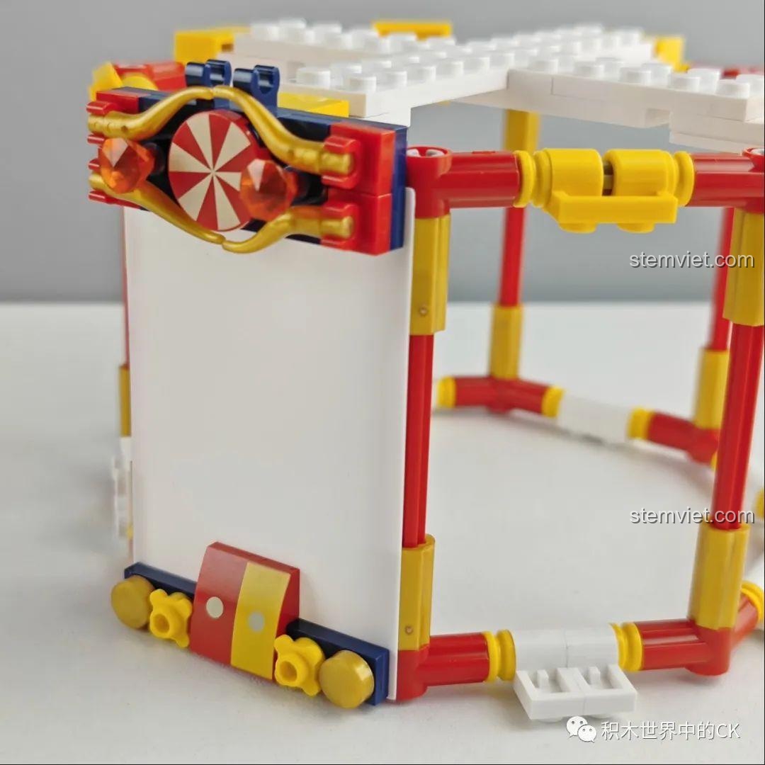 Tiếp tục lắp các tấm chắn trắng vào khung của Hộp nhạc thông minh Công viên giải trí ánh sao JAKI JK1366, hình thành cấu trúc. Đánh giá JAKI 1366 Vòng quay ngựa gỗ phát sáng.