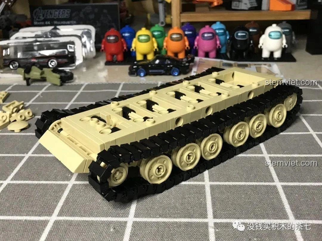 Quá trình lắp ráp tấm nền thân xe tăng Challenger 2 FV 4034 JIAZHI 0105, tạo độ chắc chắn cho phần thân.