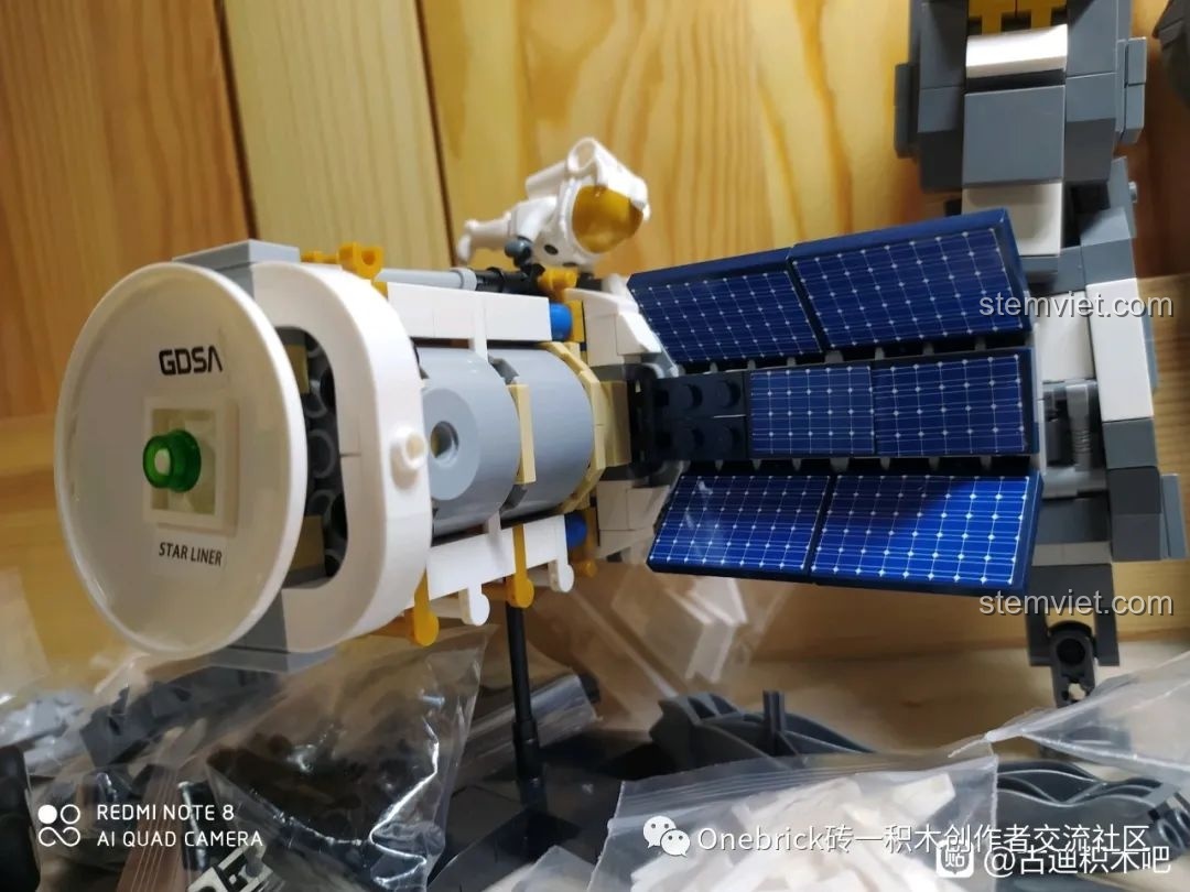 Lắp ráp các tấm pin năng lượng mặt trời cho mô hình Vệ tinh nhân tạo GUDI 10801, một bước quan trọng.