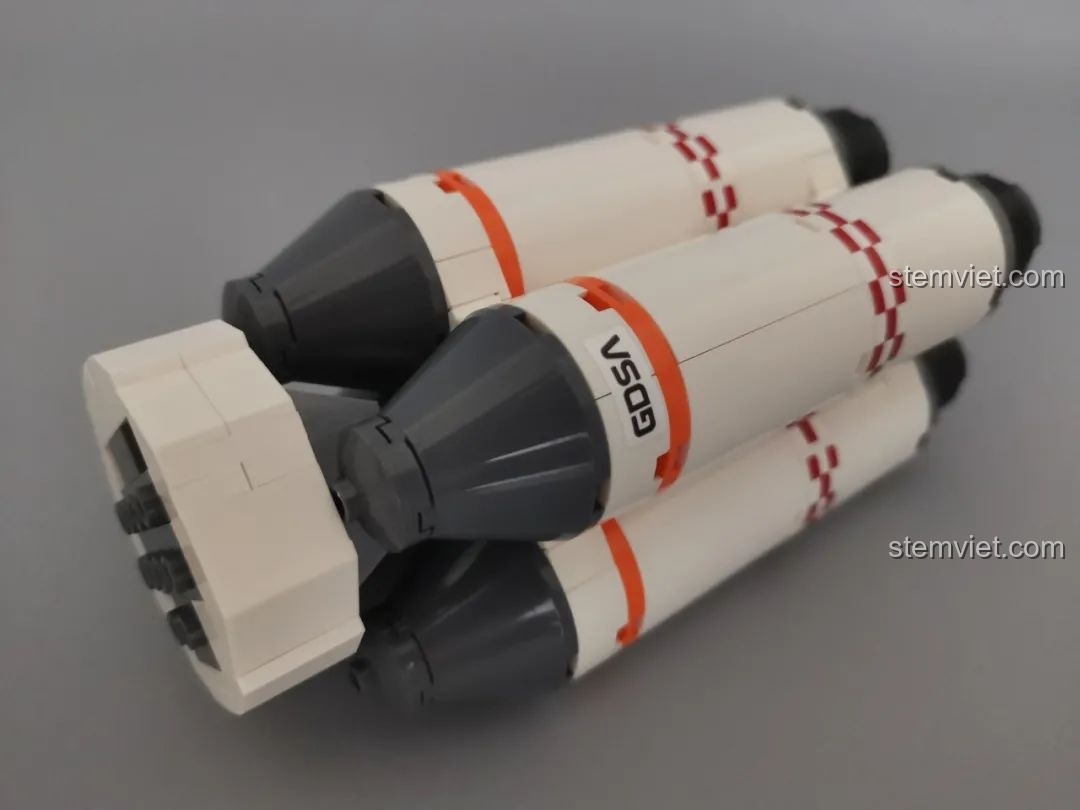 Tầng đẩy của tên lửa GUDI 10803 được lắp ráp hoàn chỉnh với 4 động cơ đẩy phụ.