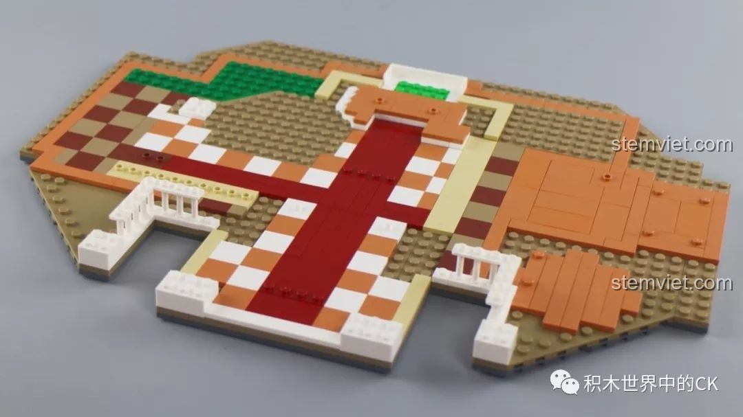 Bắt đầu lắp ráp tầng hai của bộ đồ chơi xây dựng Lâu đài công chúa với sàn và thảm đỏ.