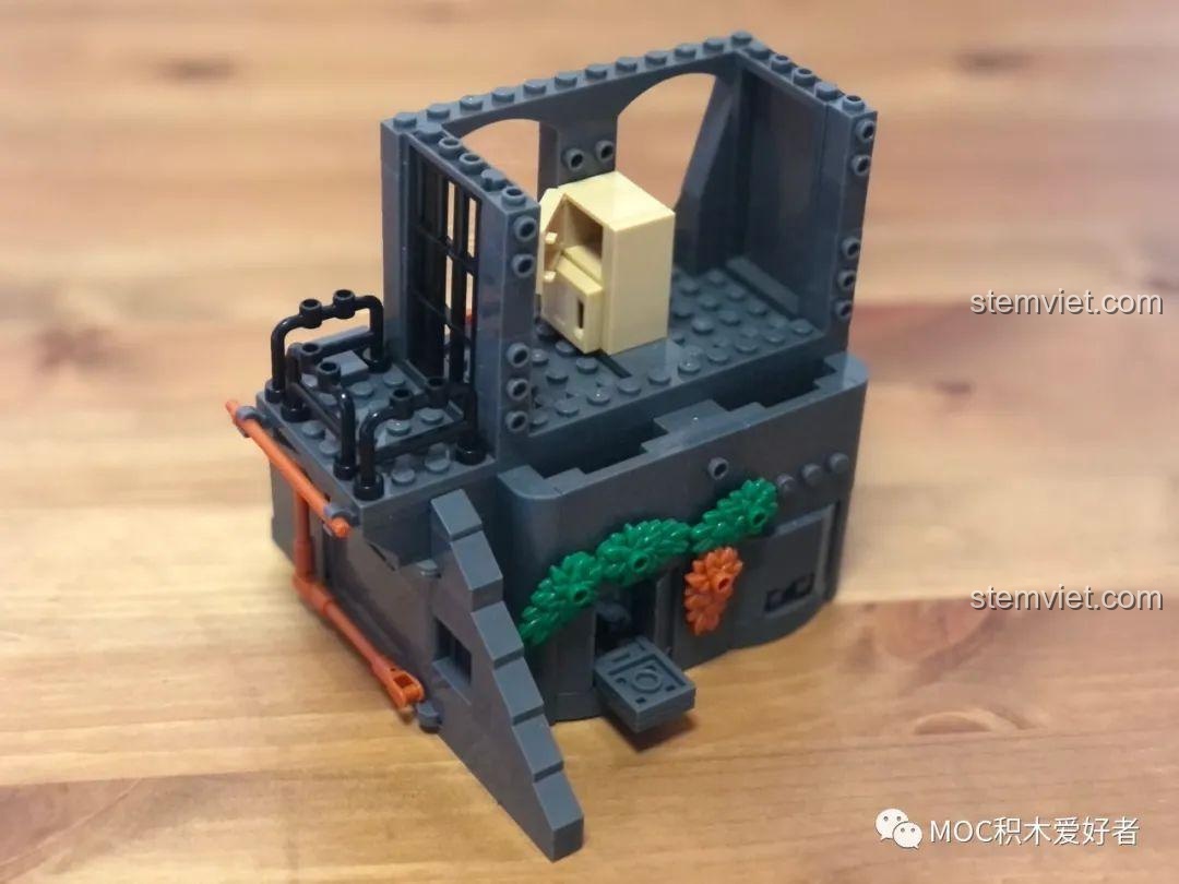 Lắp ráp tầng hai của pháo đài với tủ tài liệu trong bộ đồ chơi Thế Chiến II Sluban M38-B0861.