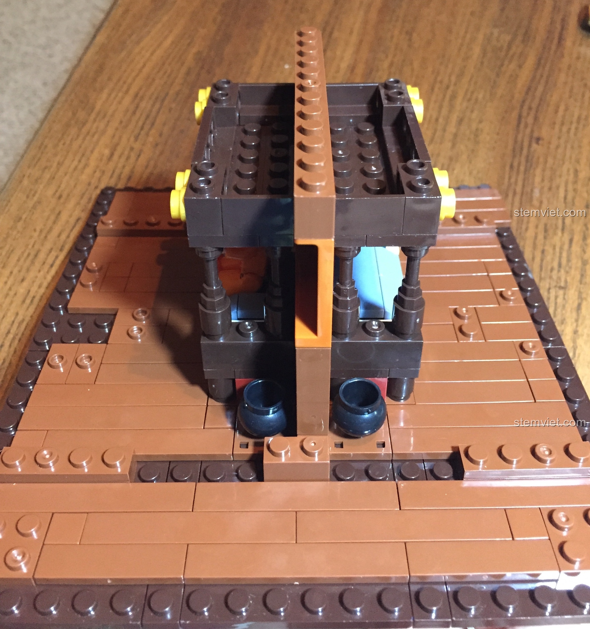 Quá trình lắp ráp sàn và vách ngăn phòng ngủ trên tầng hai của mô hình Vạn Phúc Khách Sạn.