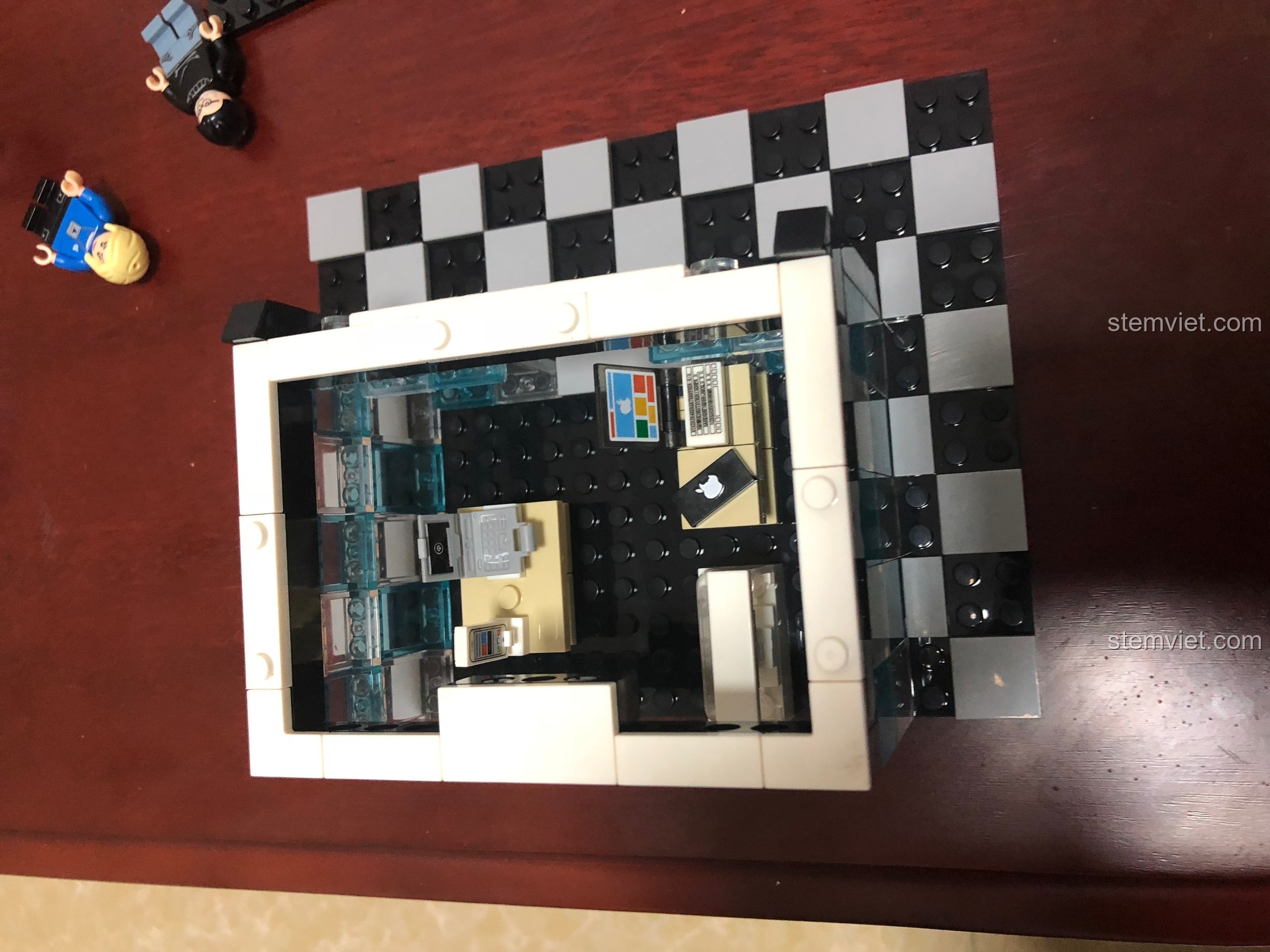 Góc nhìn từ trên cao của mô hình Sembo 601020 đang trong quá trình lắp ráp tầng một.