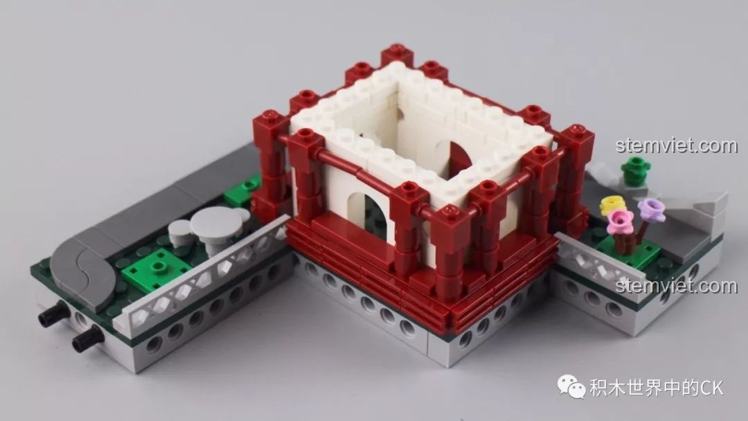 Quá trình lắp ráp tầng một của Viễn Thúy Các, với các cột trụ màu đỏ và tường trắng.