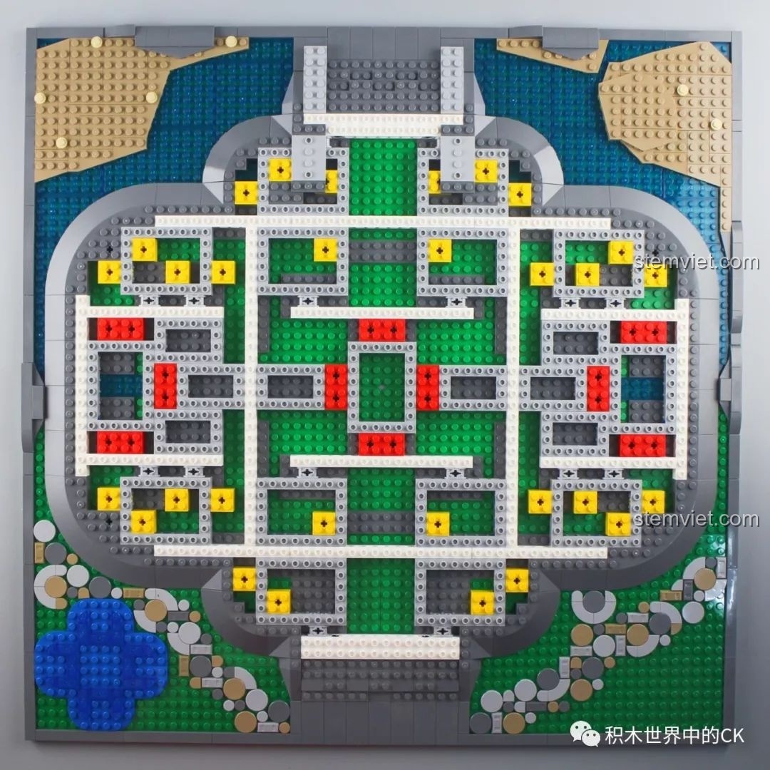 Giai đoạn đầu lắp ráp tầng trệt của bộ đồ chơi xây dựng Lâu đài công chúa Mould King với bố cục các phòng.