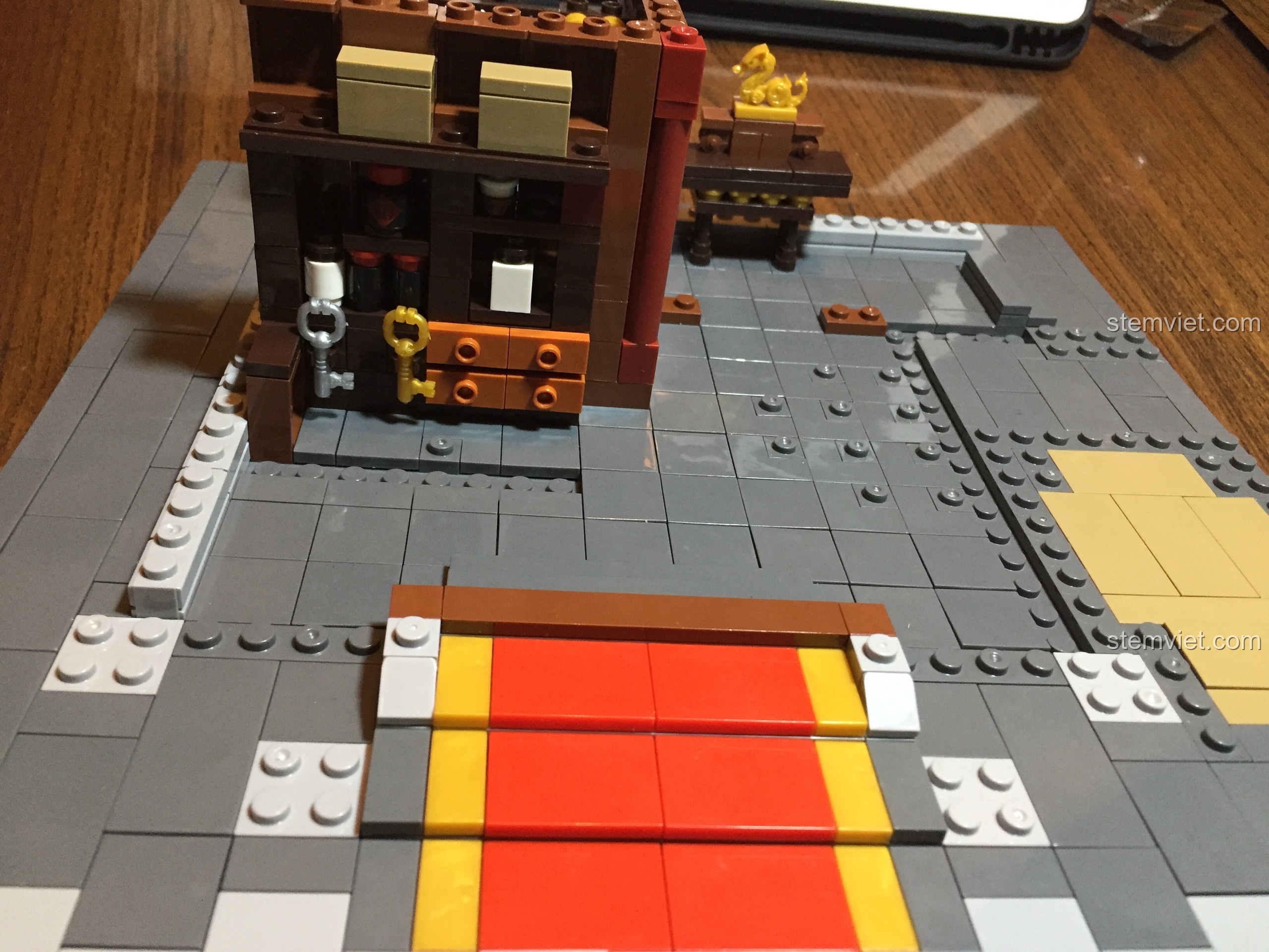 Quá trình lắp ráp tầng trệt của Vạn Phúc Khách Sạn, bắt đầu với quầy lễ tân và thảm đỏ trên tấm đế 32x32.