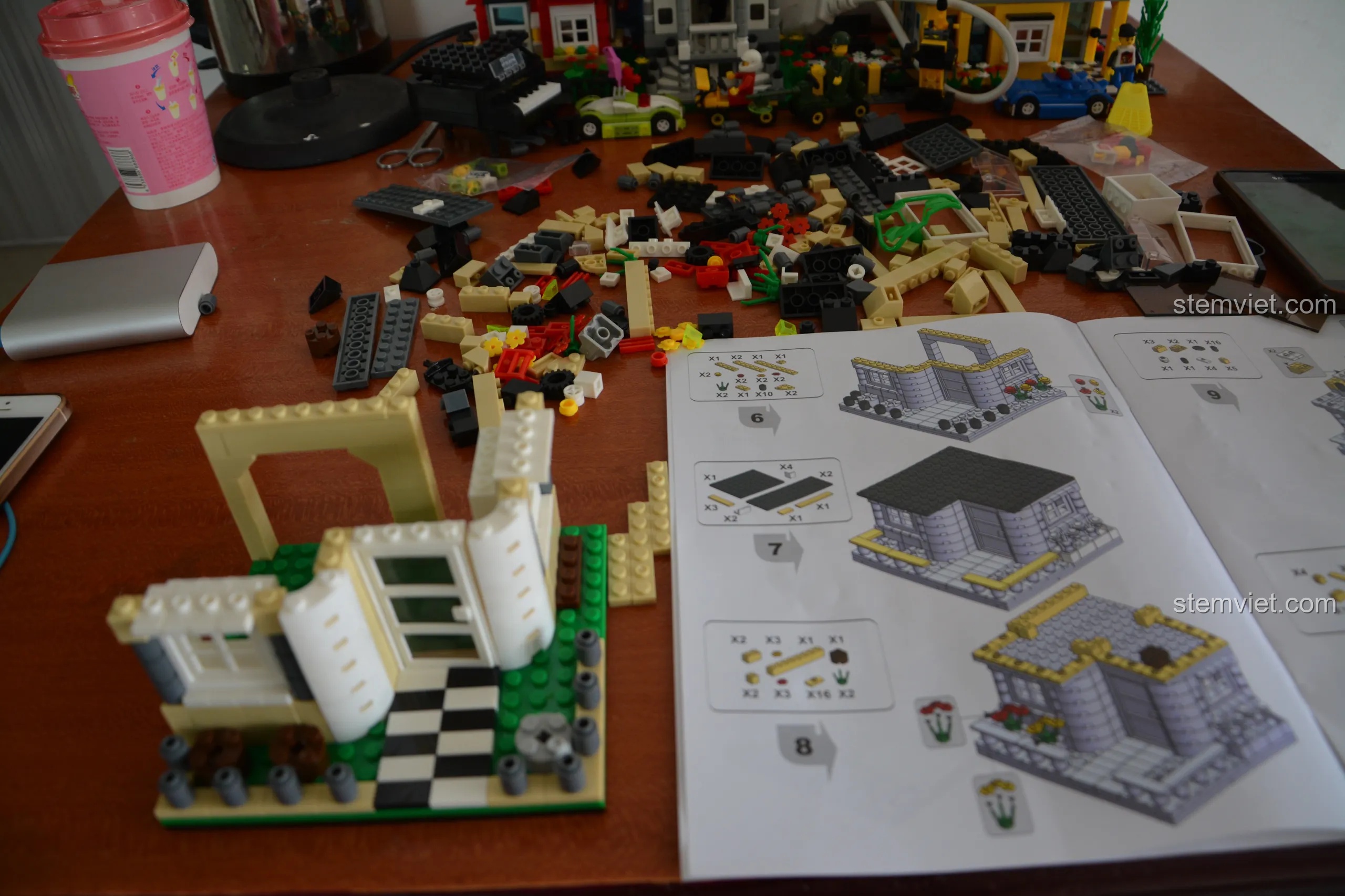 Lắp ráp tầng trệt của ngôi nhà WANGE 31051, với sàn caro và các bức tường đang được dựng lên.