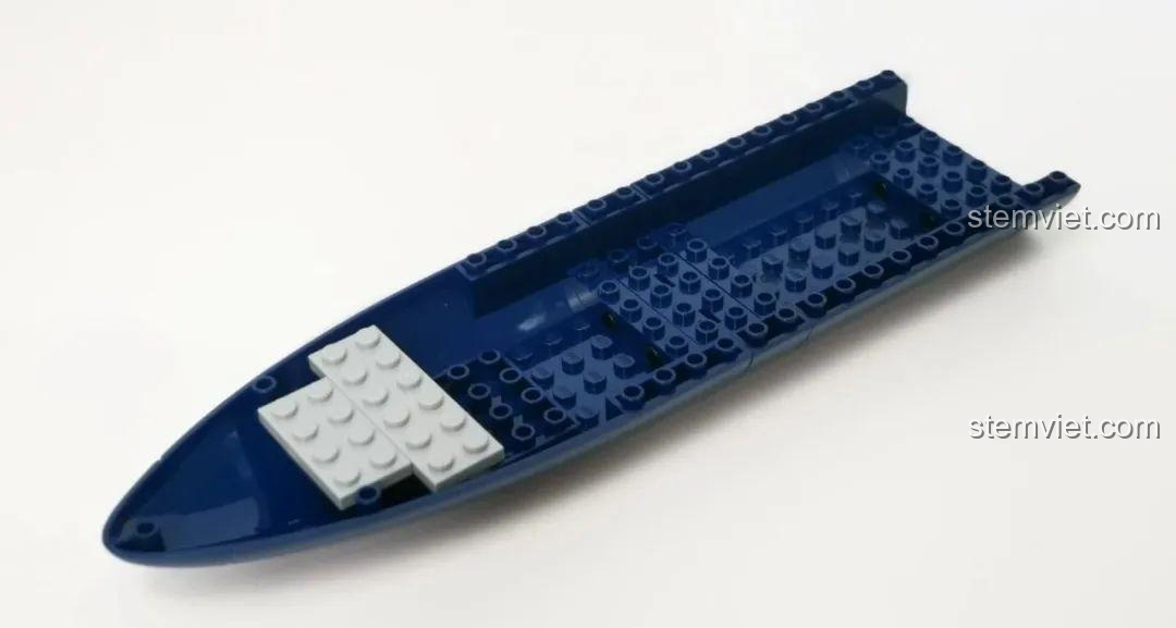 Bắt đầu quá trình lắp ráp tàu công trình trong bộ GUDI 10804 với chi tiết thân tàu liền khối màu xanh đậm.