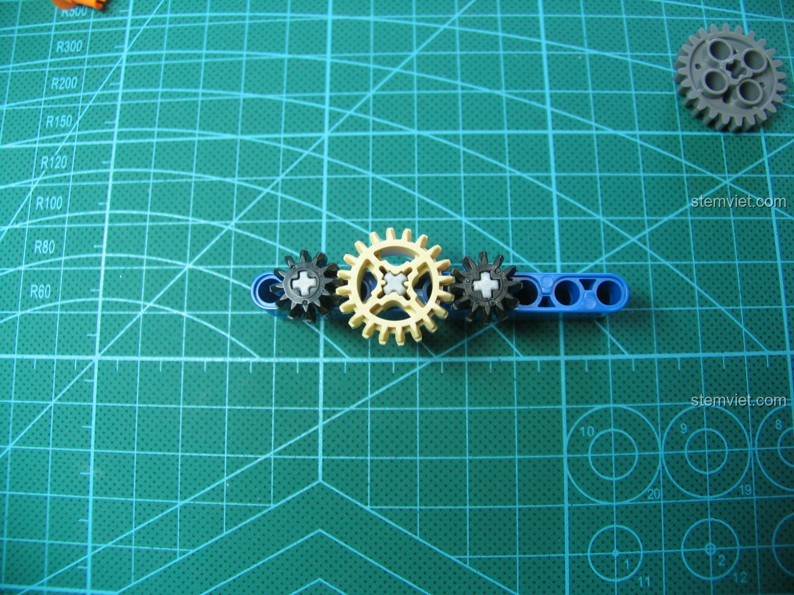 Phần tay cầm và cò súng của bộ đồ chơi mô hình Súng lắp ráp AK-47 C81001 đang được định hình, với các mảnh đen và xanh.