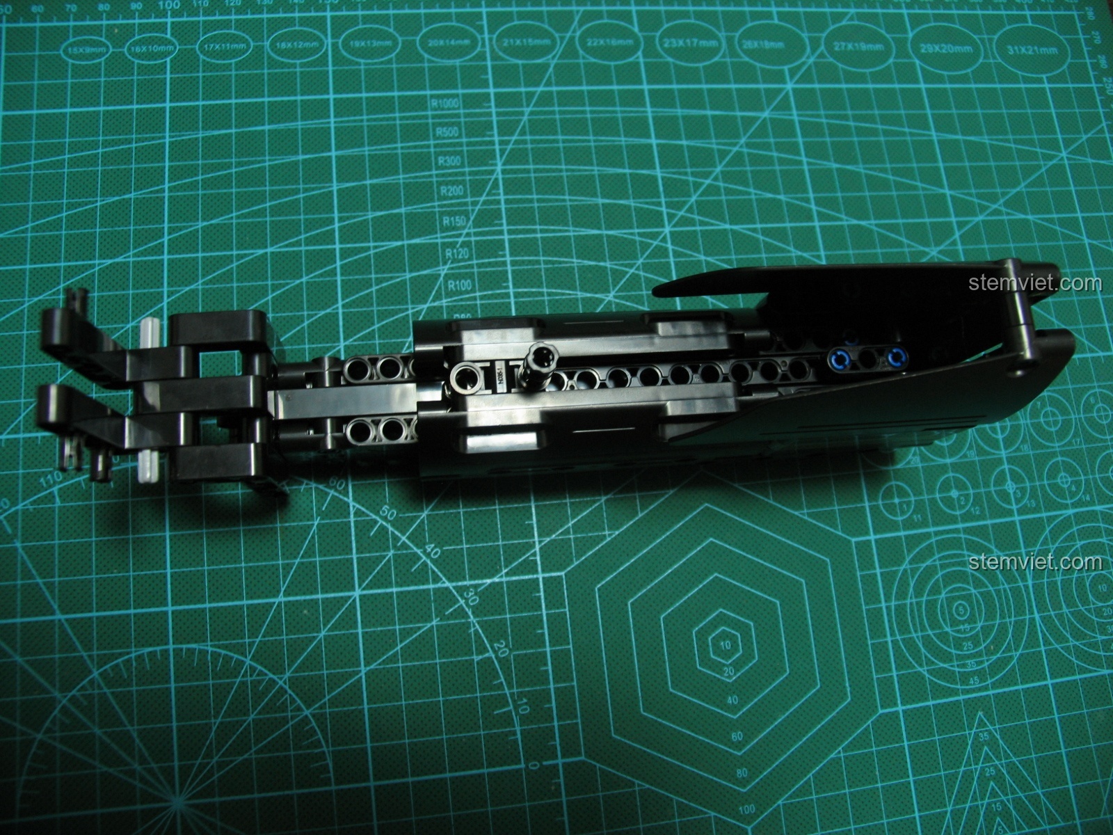 Quá trình lắp ráp phần tay cầm của đồ chơi lắp ghép Mô hình súng trường chiến đấu cho con trai từ 8 tuổi.