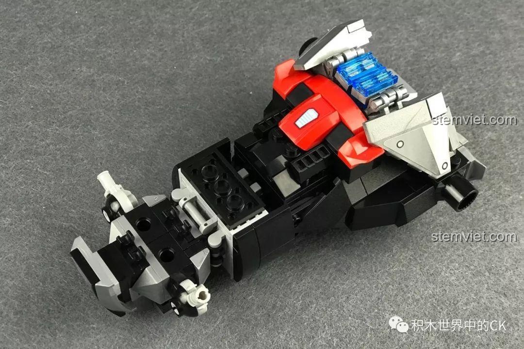 Lắp ráp các bộ phận chân và tay cho robot Gấu Bạo Kích, kết hợp màu sắc đen, bạc và đỏ nổi bật.