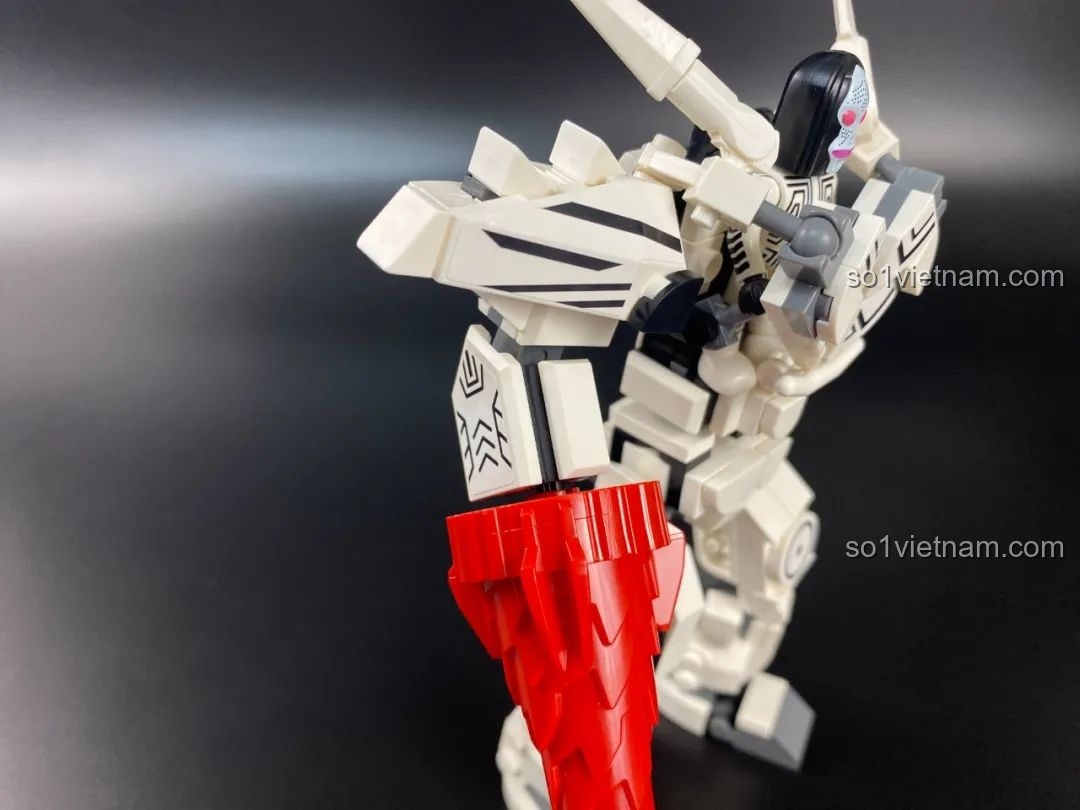 Quá trình lắp ráp cánh tay khoan màu đỏ của Mecha Dada, minifigure được đặt vào buồng lái.