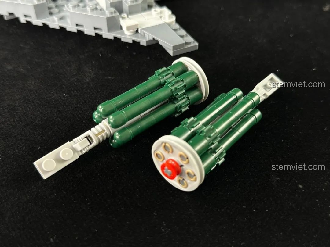 Lắp ráp các cụm tên lửa màu xanh lá cây cho khoang vũ khí của mô hình đại bàng tàng H-20 Panlos Brick.