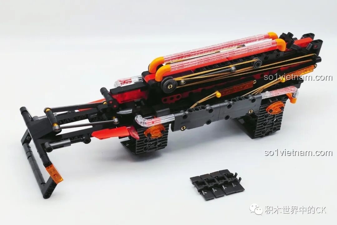 Mô hình Lưỡi lê nhiệt JIESTAR 58005 đang dần hoàn thiện với các chi tiết cơ khí và dây chun được thêm vào.