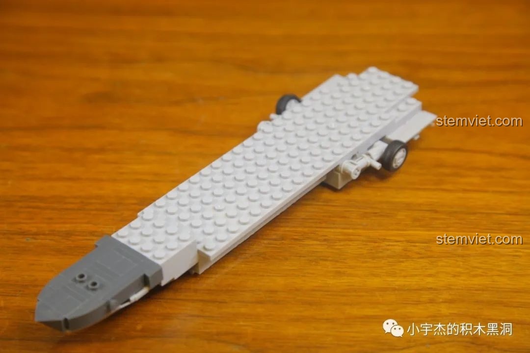 Bắt đầu lắp ráp phần thân chính của máy bay Su-57 Flanker từ bộ Sluban M38-B0986.