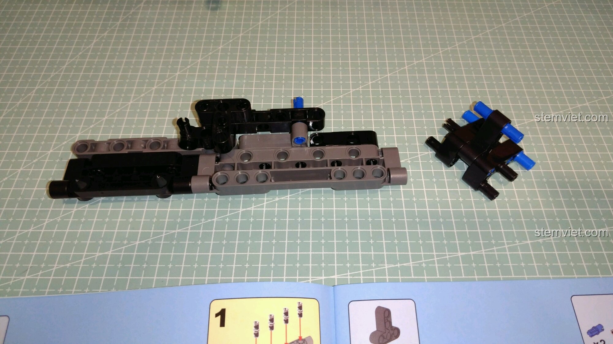 Bắt đầu lắp ráp phần thân chính của đồ chơi mô hình Súng tiểu liên MP5 CaDA giá bình dân.